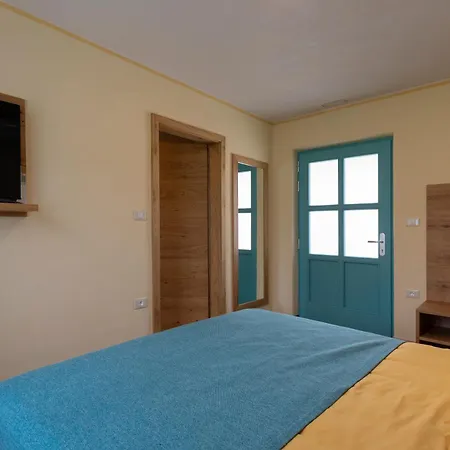 营地 Kamp Brda And *